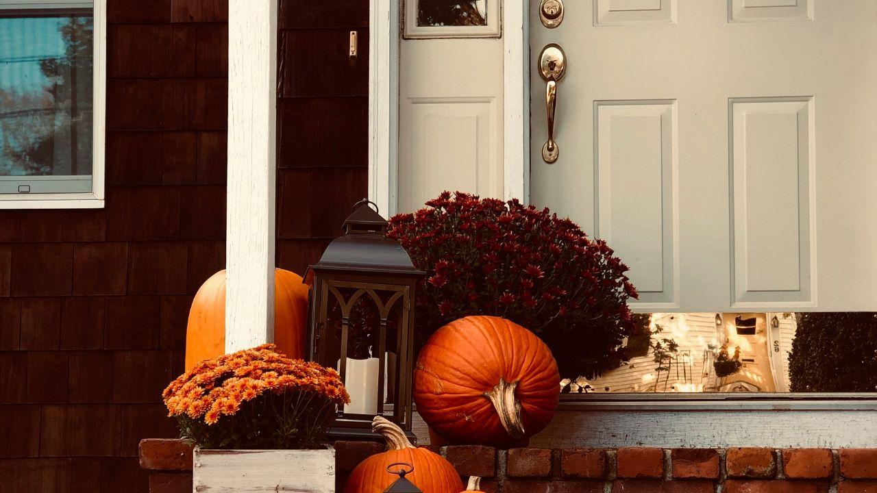 Image of the homeowner spent two weeks setting up Halloween decorations that attracted attention in the neighborhood.