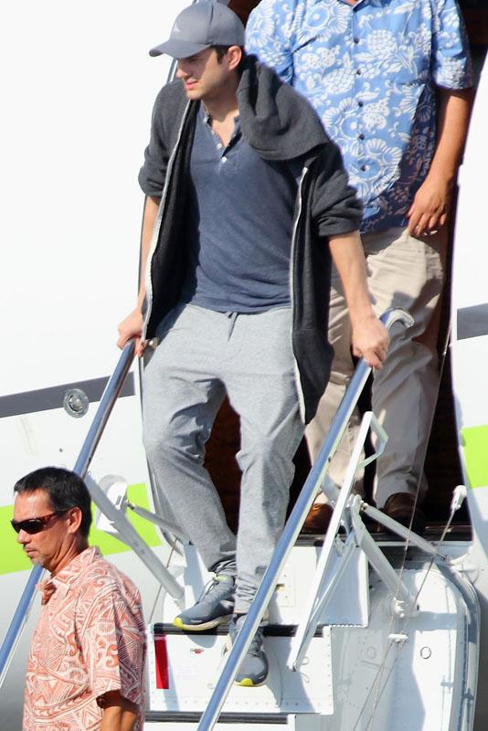 EXCLUSIVE: Ashton Kutcher and Mila Kunis were seen departing on private jet from Hawaii.