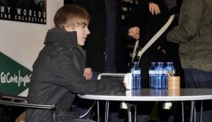 2010__11__justin_bieber_nov298_8 300×173.jpg