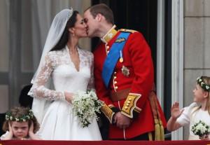 2011__04__Prince_William_Kate_Middleton_Kiss_April29_213 300&#215;207.jpg