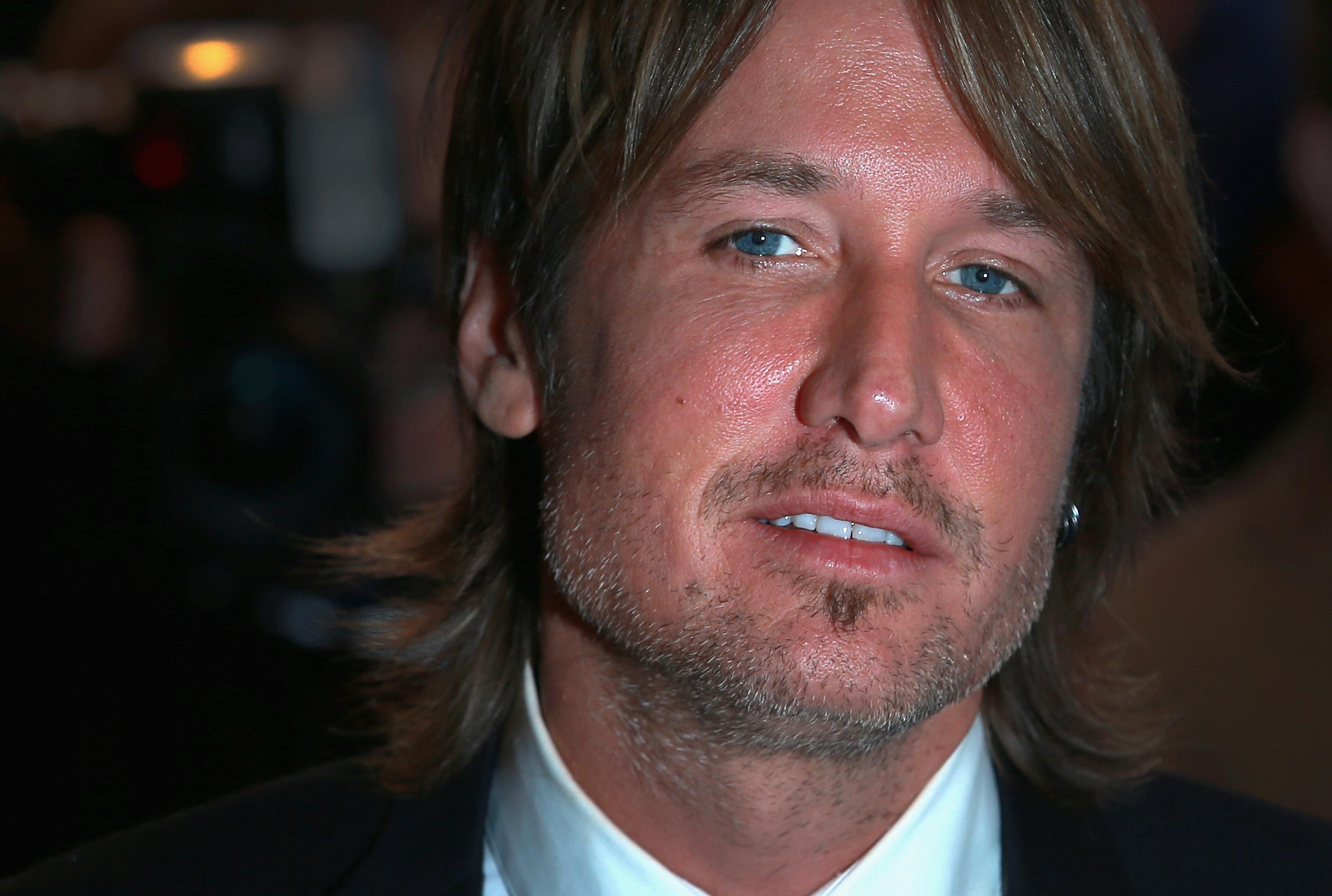 Keith Urban Is Wearing Wigs To Hide His Hair Loss Despite Team s