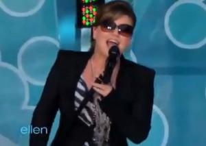 2011__04__Kelly_Clarkson_April7newsnea 300×213.jpg