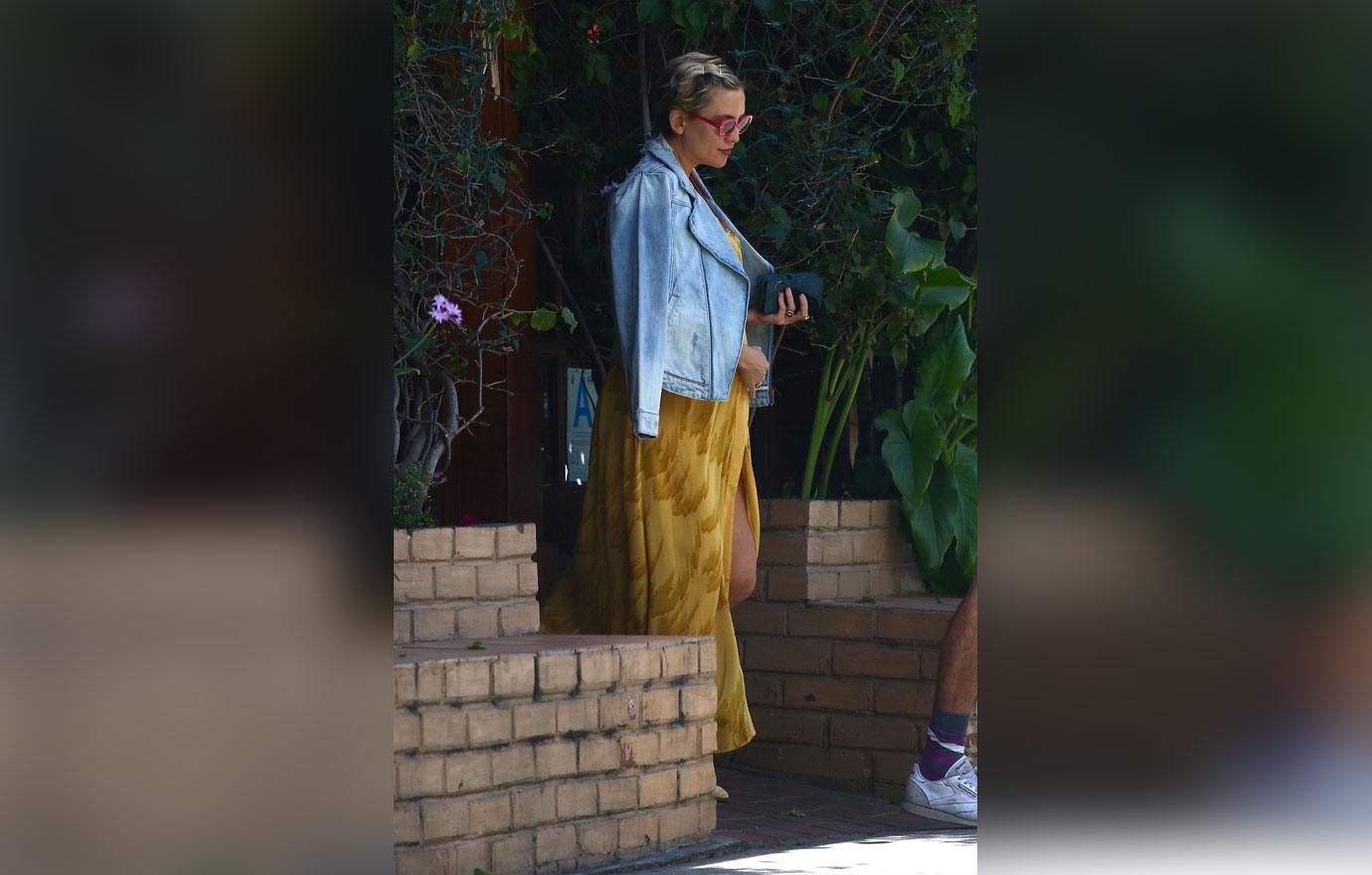 Pregnant kate hudson yellow dress slit 6