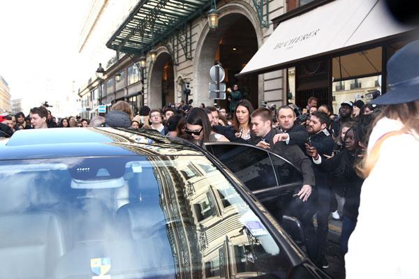 Kendall jenner balmain paris fashion week trampled​ 23