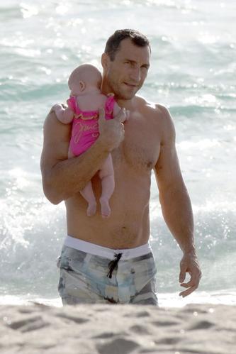 Beach Baby! Hayden Panettiere’s Daughter Kaya Soaks Up The Sun With Dad