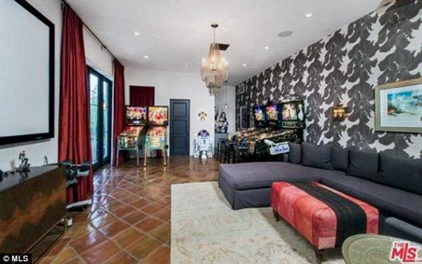 Megan fox living room_p