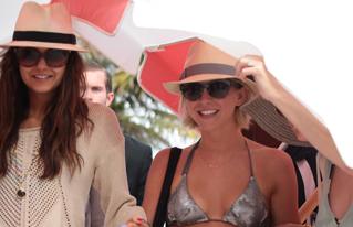 Nina dobrev julianne hough teaser_319x206.jpg