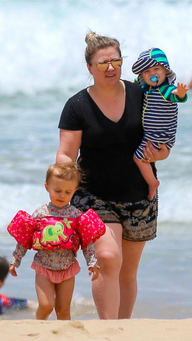 Kelly Clarkson Kids Vacation Birthday Photos 05