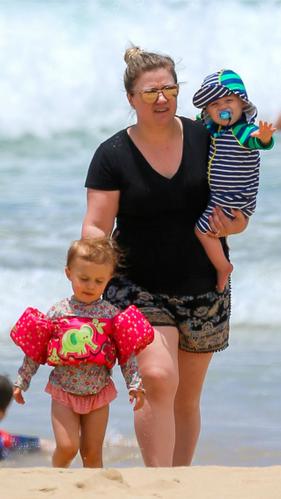 [PICS] Kelly Clarkson Vacations With Her Kids In Hawaii For Her Birthday
