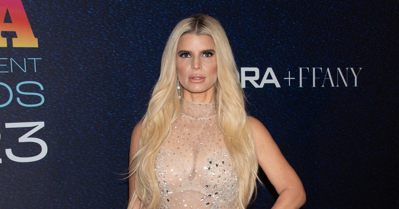 Jessica Simpson Rocks Black Lace Bra In Sexy New Photo – Hollywood