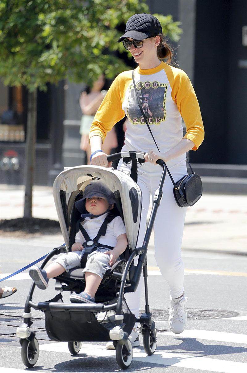 Anne Hathaway and little Jonathan enjoy the sun in the Big City