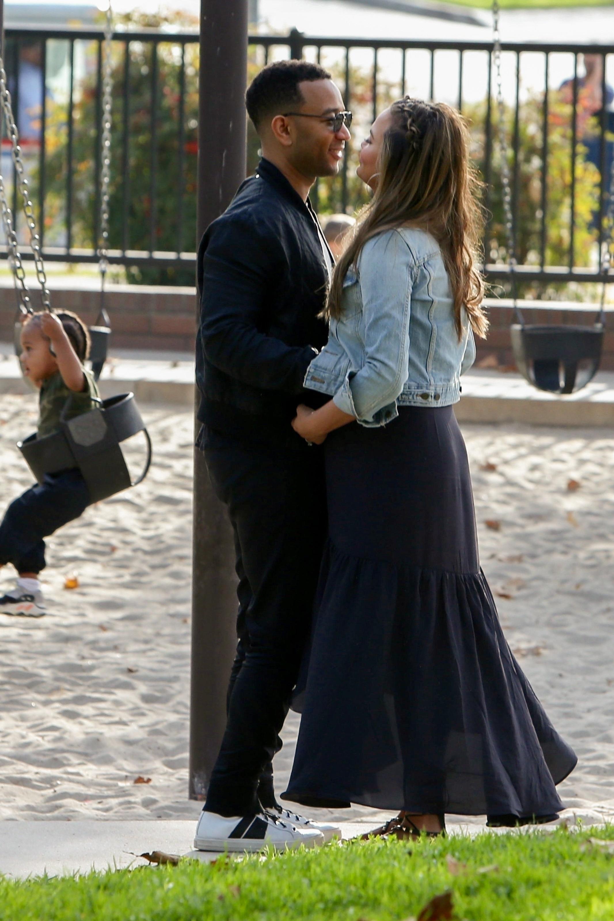 pregnant chrissy teigen baby bump luna john legend pics 02