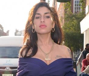 2010__11__amy_winehouse_nov2 292×300.jpg