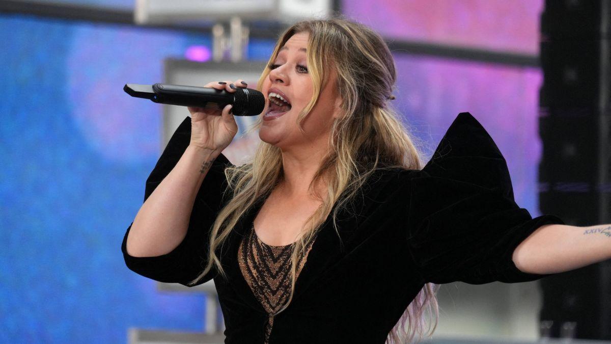 Image of Kelly Clarkson cheekily poked fun at Taylor Swift's billionaire status.