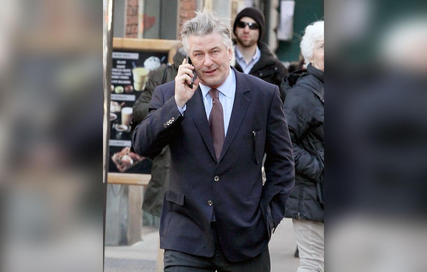 santa fe sheriff alec baldwin admits alec baldwin assistant director armorer are focus of investigation into rust shooting ok