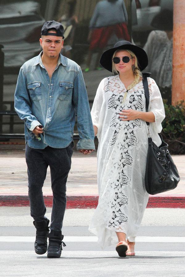 Pregnant Ashlee Simpson Holds Hands With Evan Ross