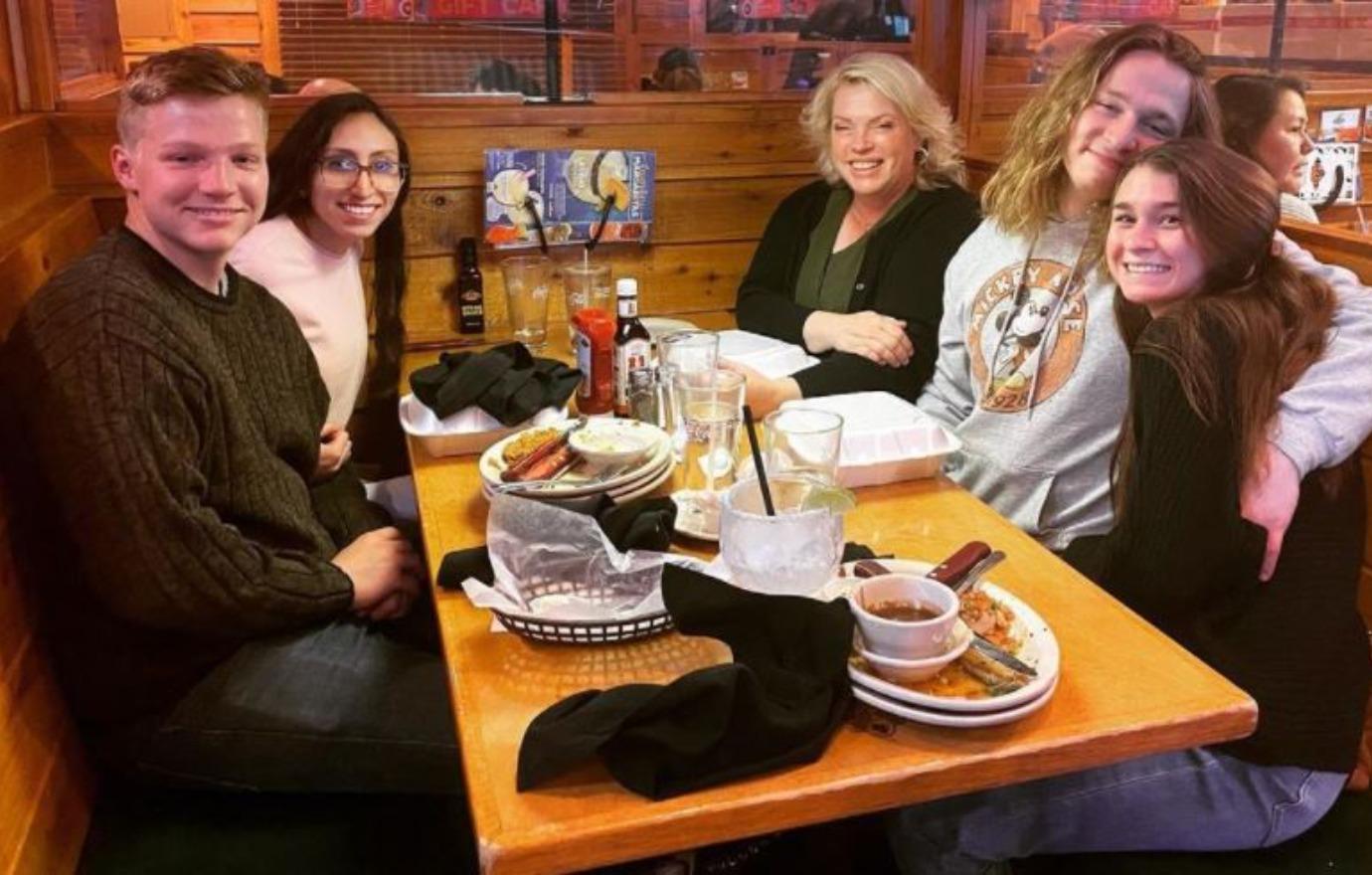 fans react sister wives janelle brown s throwback photo