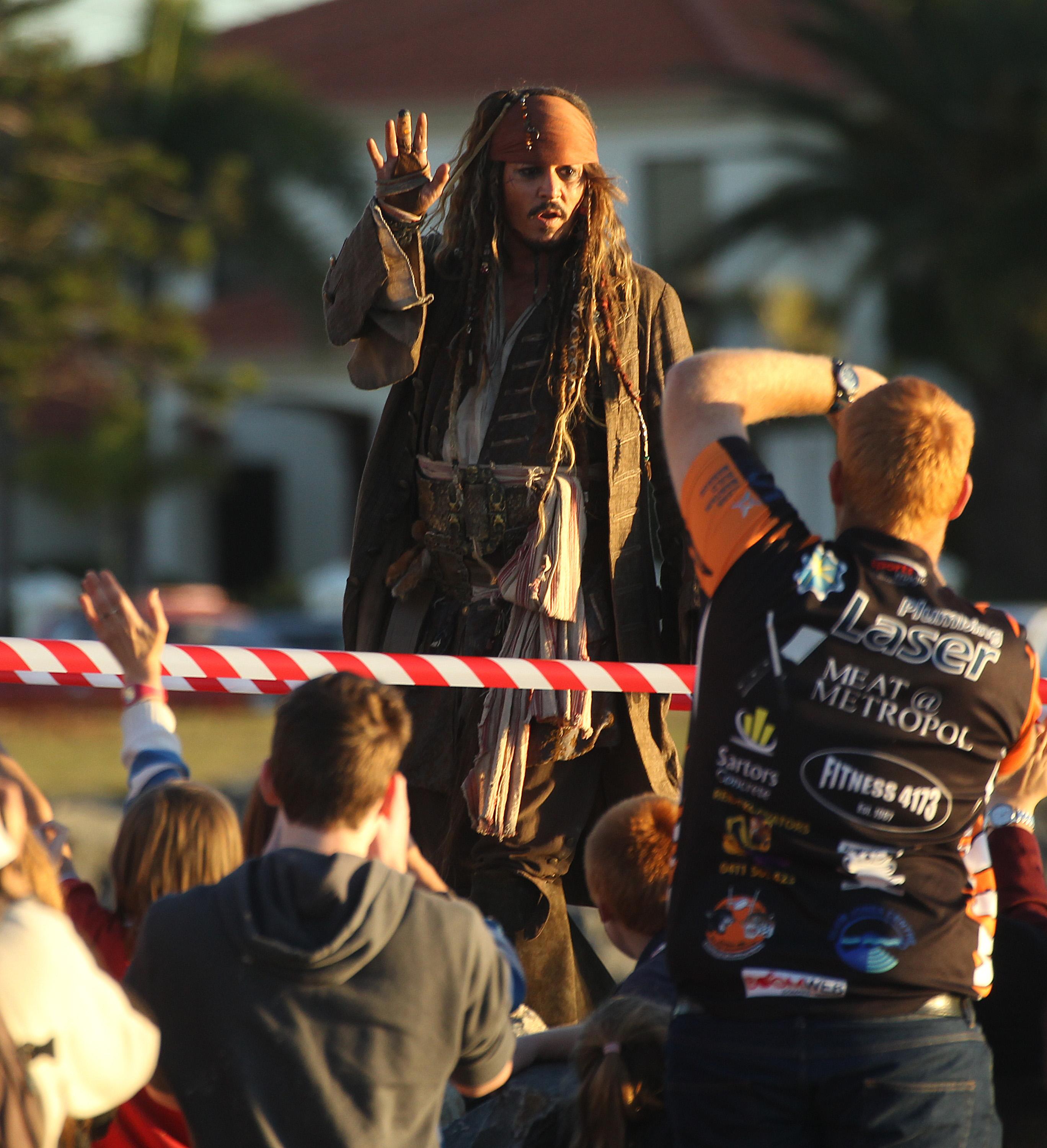 INF &#8211; Johnny Depp Greets Fans In Queensland