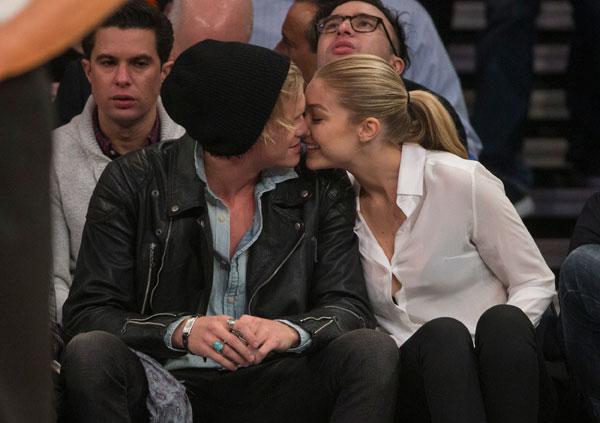 Cody simpson gigi hadid knicks game pda 00