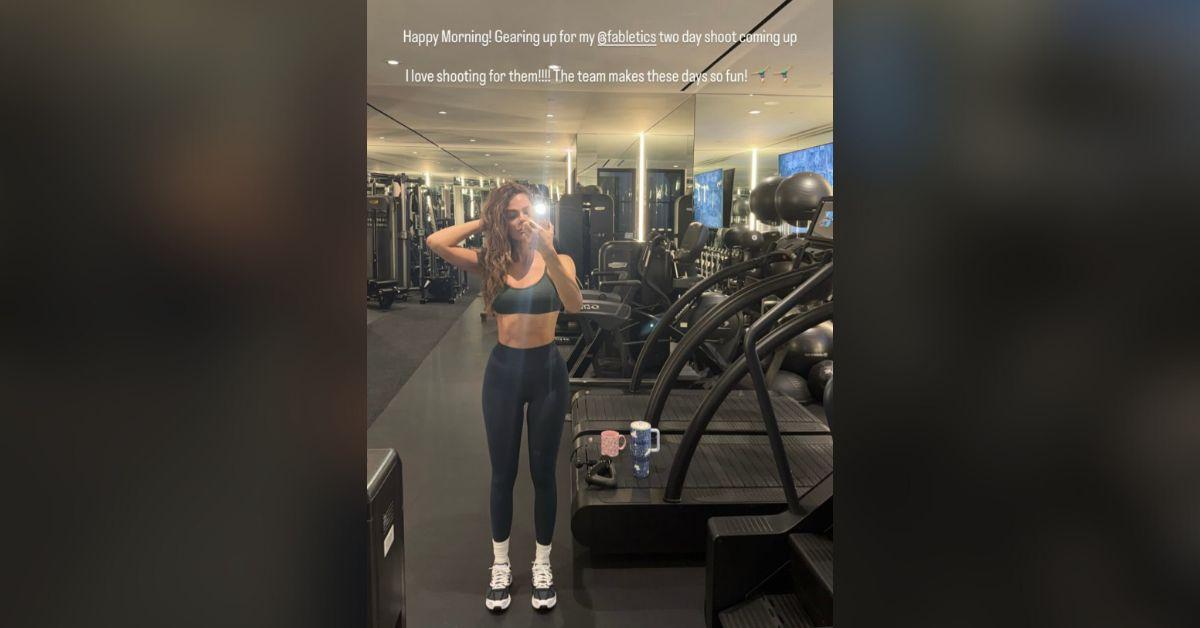 khloe kardashian shows ripped abs sports bra gym workout photo