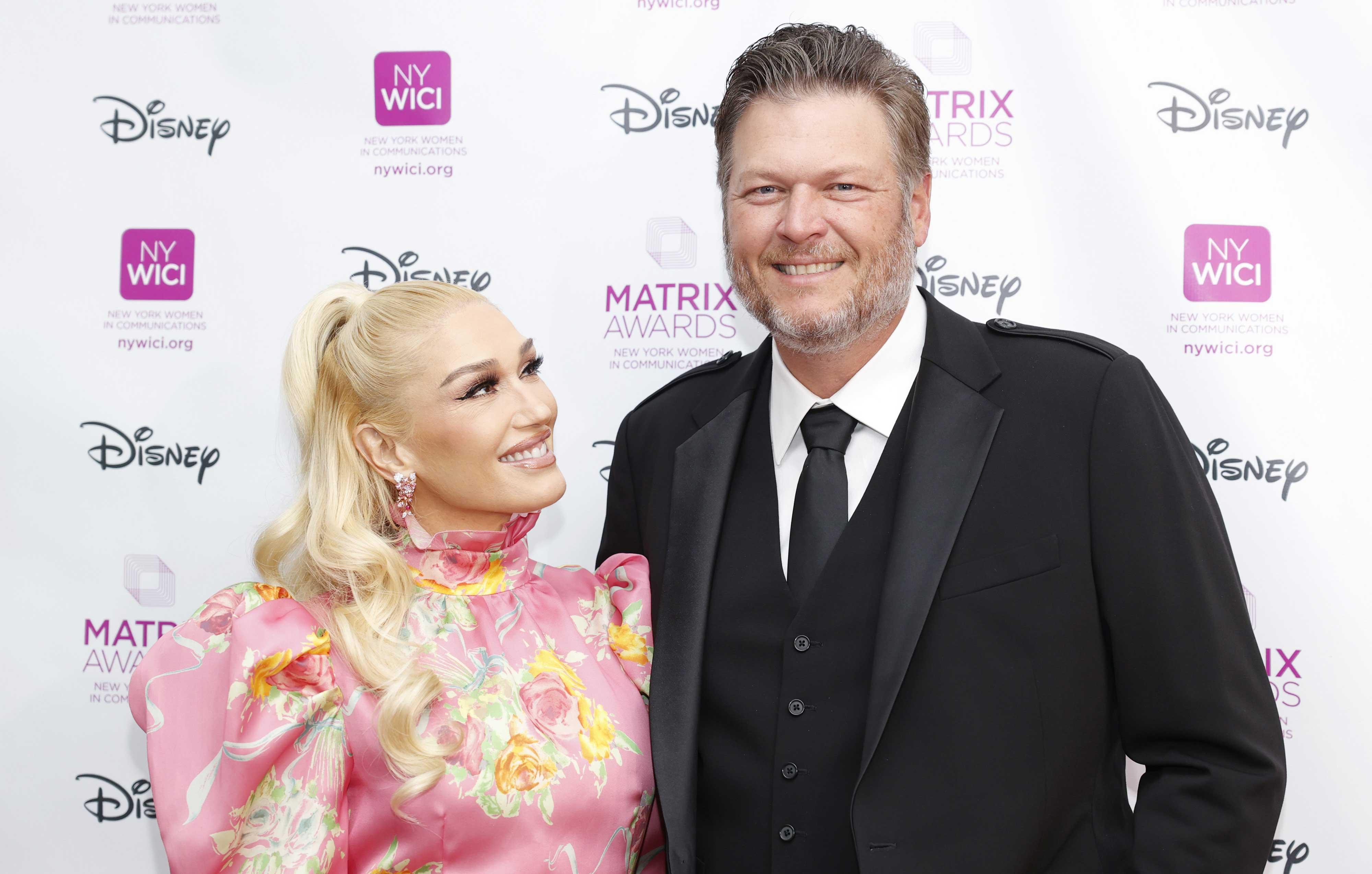 gwen stefani and blake shelton arrive to the matrix awards