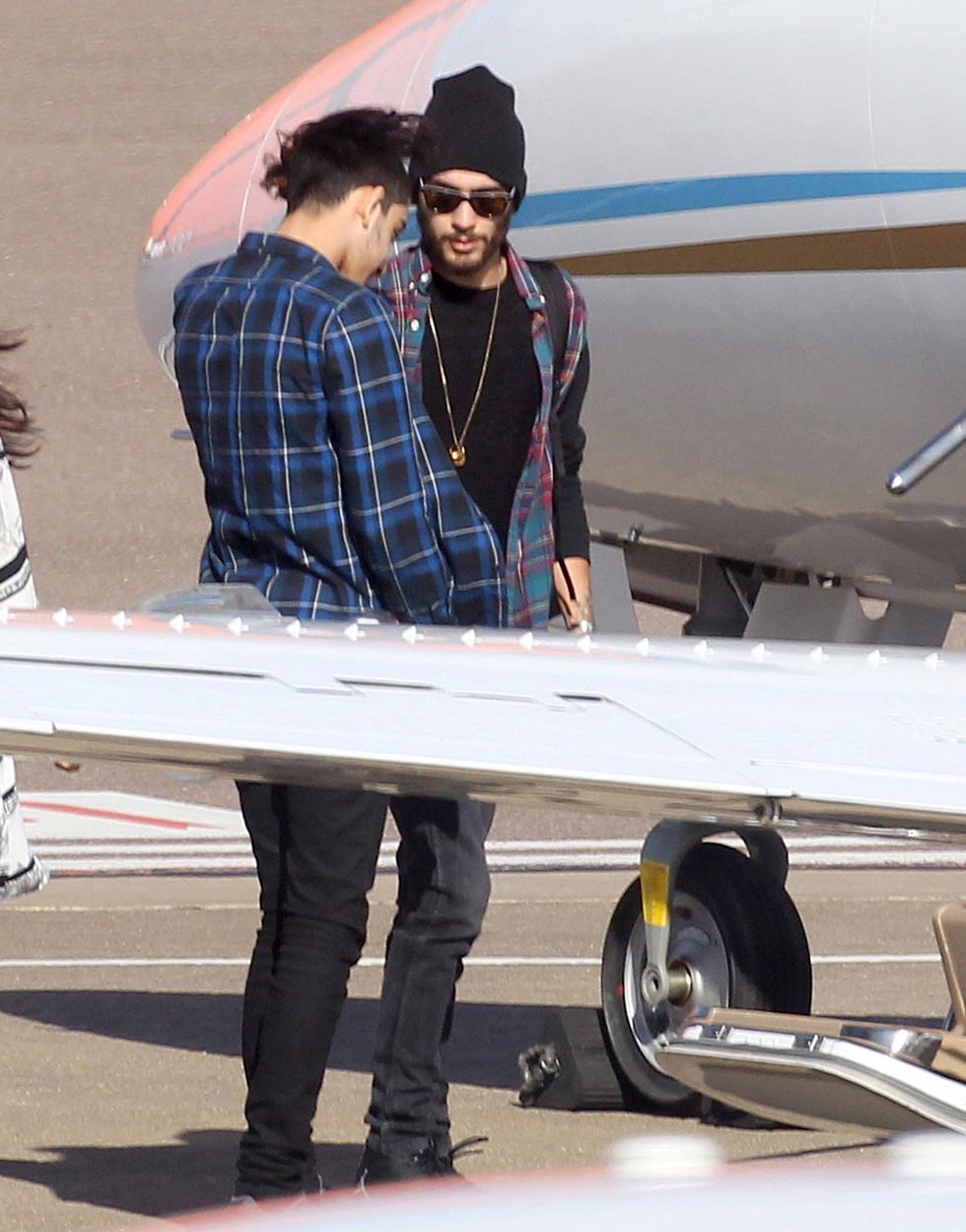 Zayn Malik &amp; Perrie Edwards Take Flight