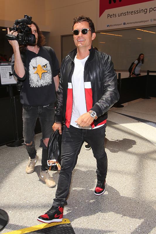 Orlando Bloom signs autographs arriving at LAX