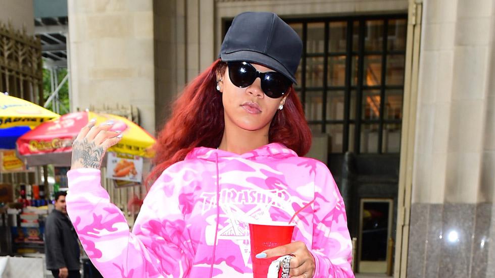 Rihanna steps out in NYC with no makeup and casual look