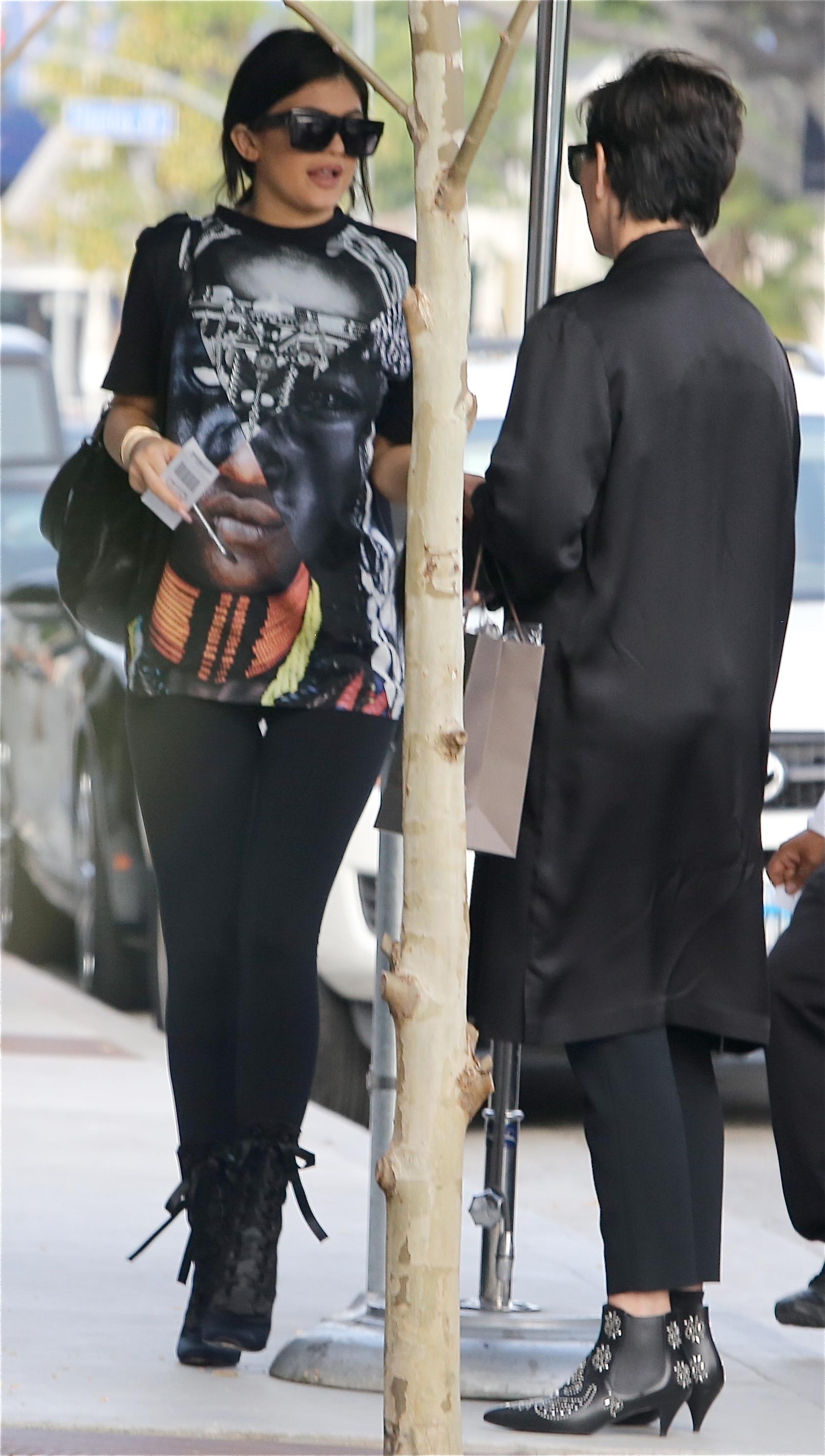 INF &#8211; Kris and Kylie Jenner Are Seen Out In LA