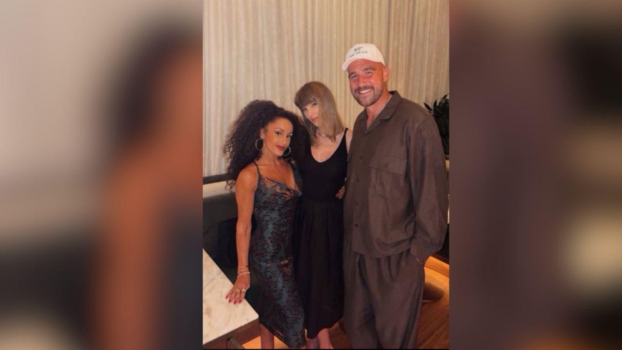 image of Taylor Swift posed with the restaurant's singer on social media.