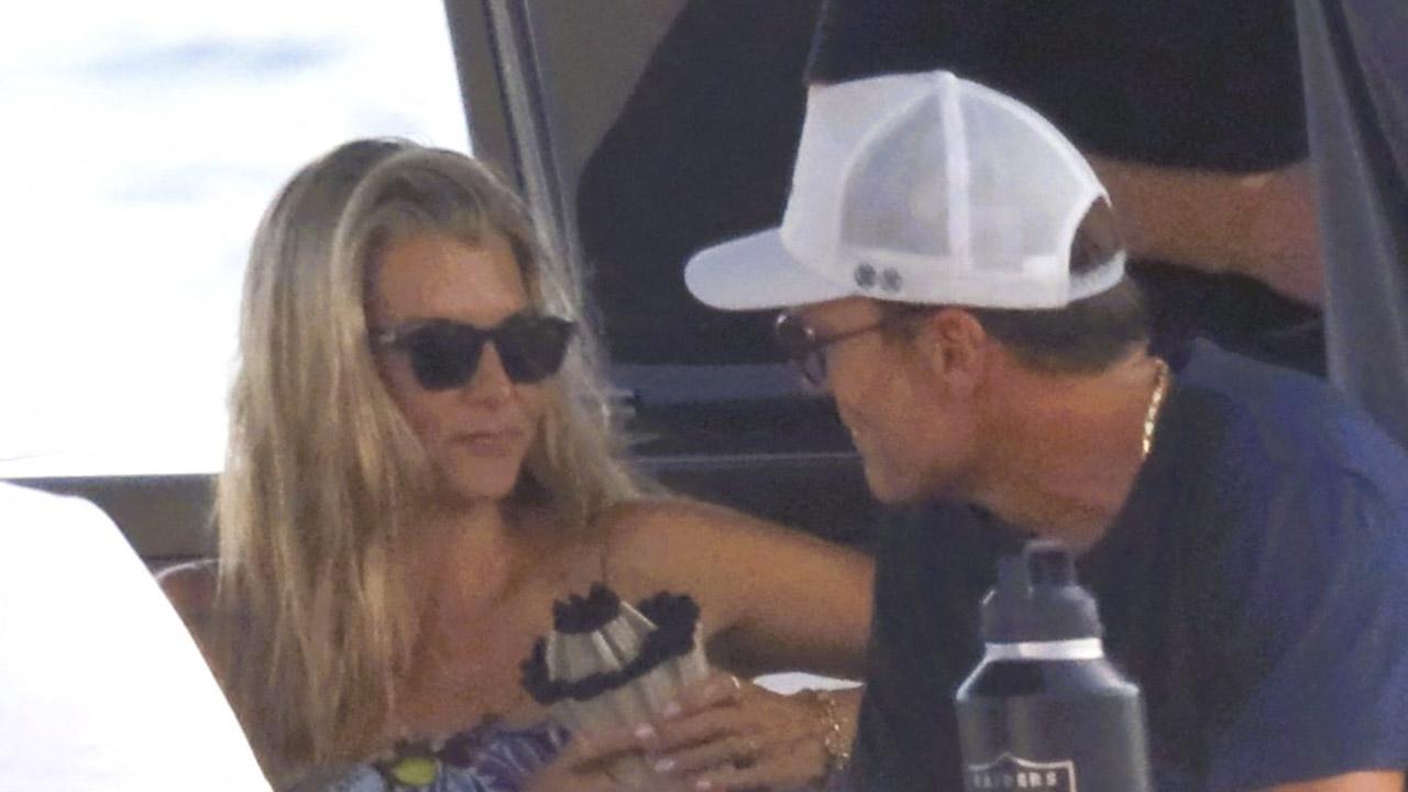 Photo of Rob Gronkowski joked that Tom Brady was 'boring' when he was married.