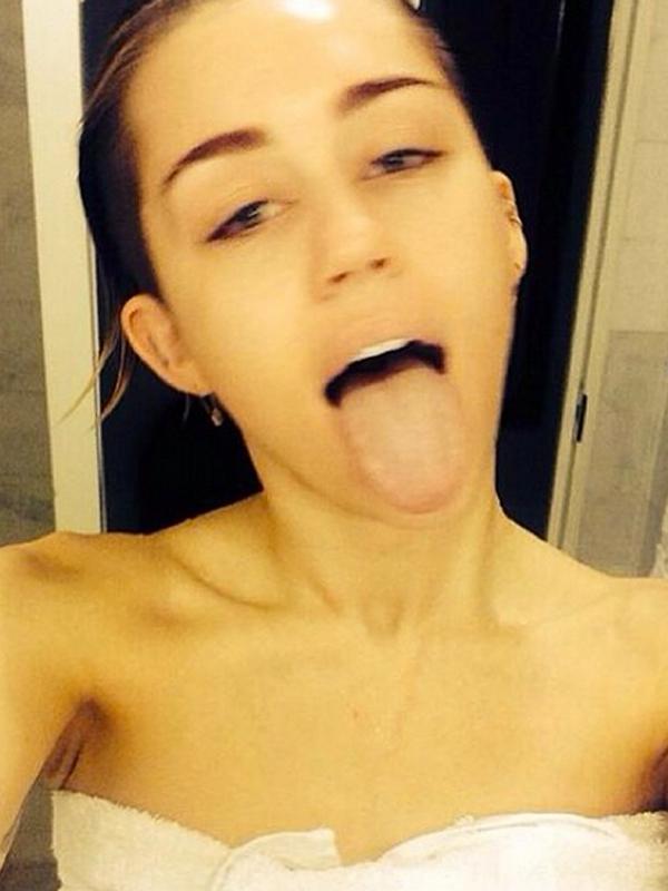 Miley cyrus tongue shower