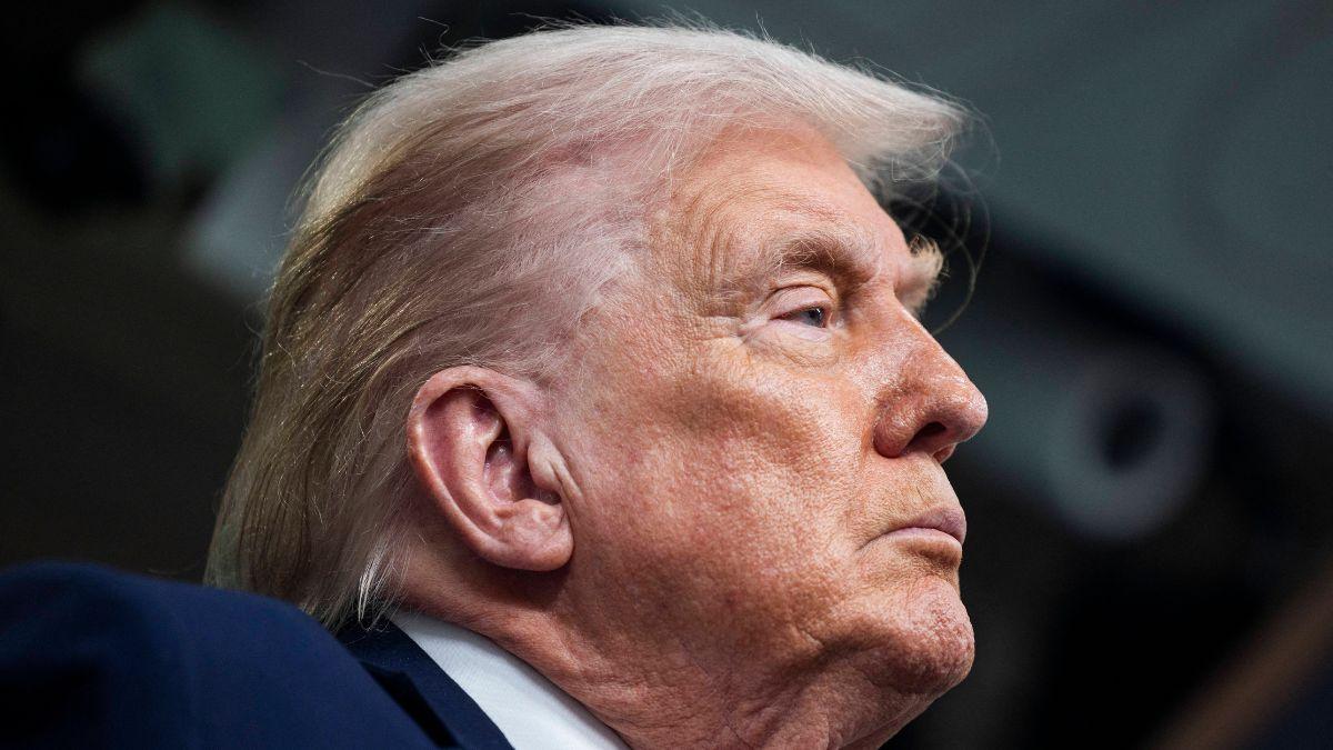 image of Donald Trump's flight to Switzerland was delayed due to an electrical issue on board Air Force One.