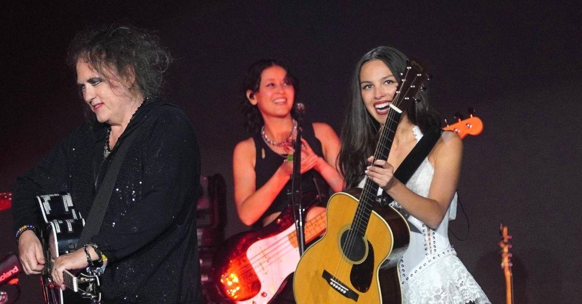 olivia rodrigo performs with robert smith