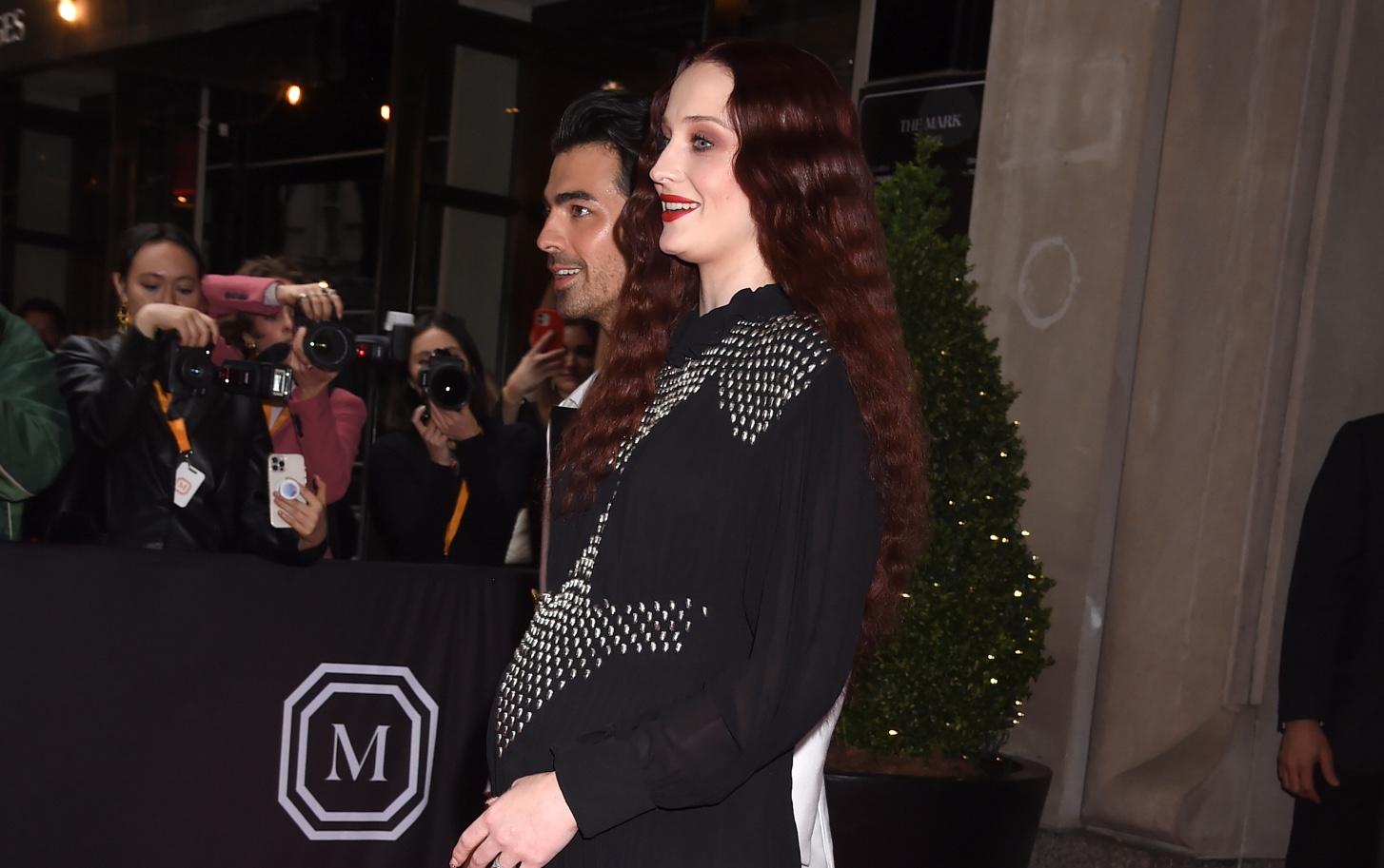 Sophie Turner Shows Off Baby Bump In Black Gown With Joe Jonas At Met –  Hollywood Life