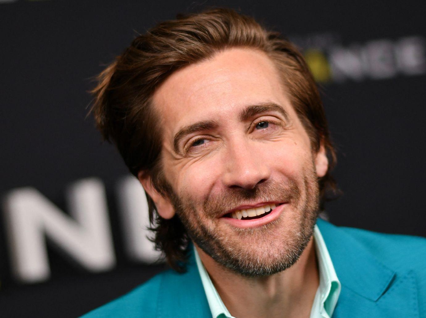 jake gyllenhaal thinks being legally blind improves acting abilities