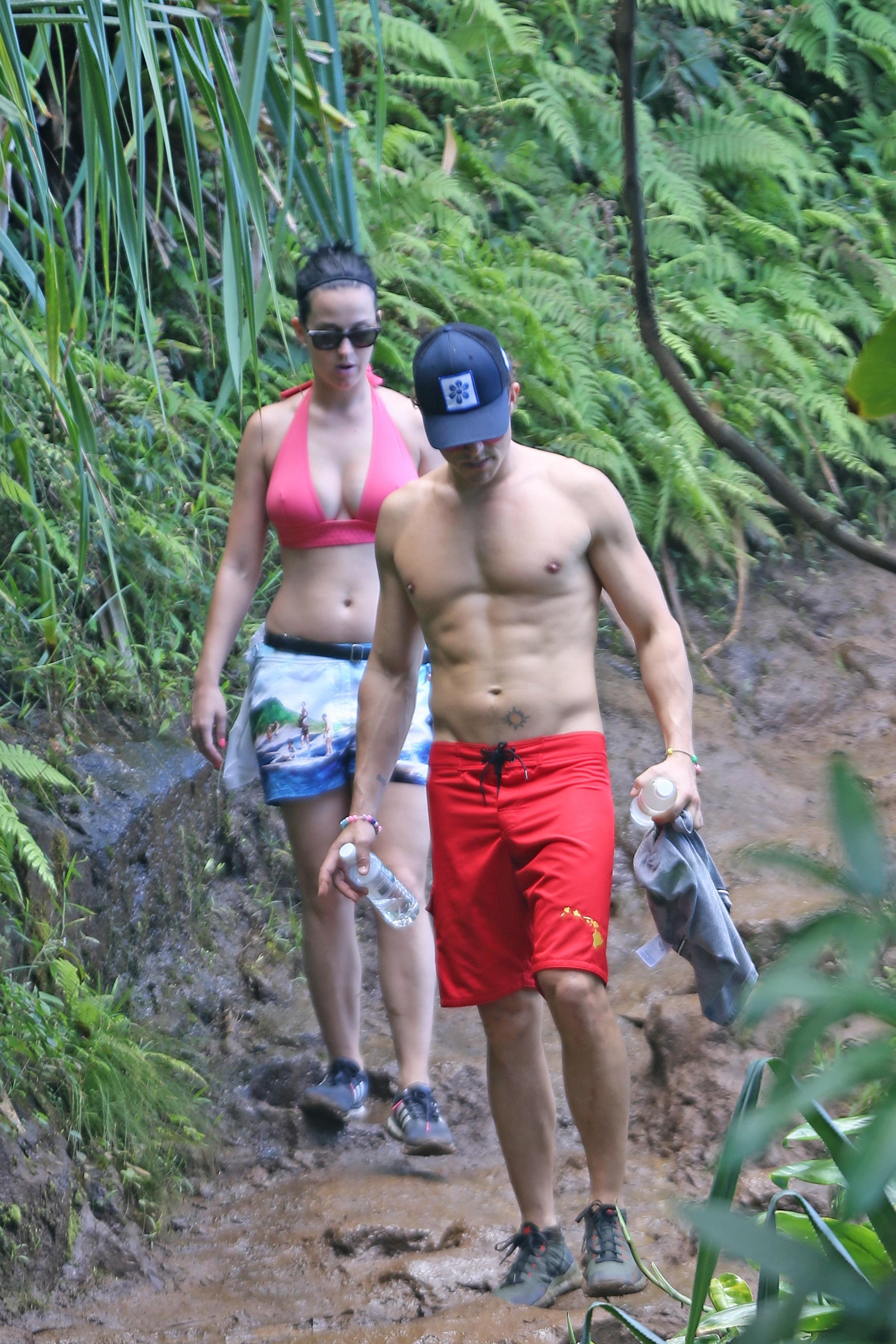 EXCLUSIVE: *PREMIUM EXCLUSIVE RATES APPLY* *NO WEB UNTIL 4AM EST, MARCH 2* *NO TV UNTIL 3PM EST, MARCH 1* A bikini clad Katy Perry and shirtless Orlando Bloom hiking the Napali Coast in Hawaii on February 27