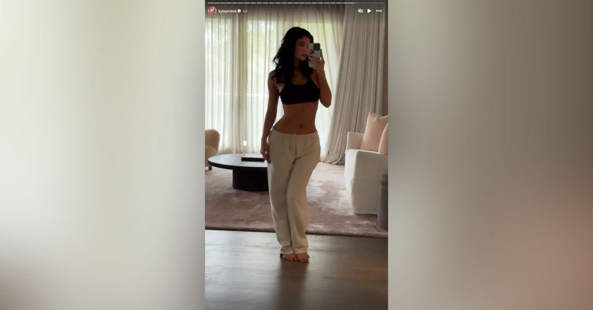 image of Kylie Jenner showed off her toned waist in new mirror selfies.