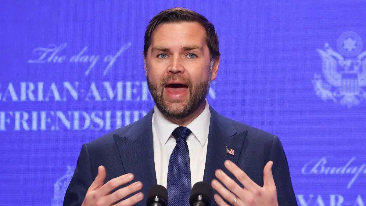 Photo of J.D. Vance hit back at the Pope's anti-war comments.