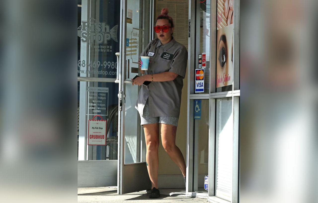 Amanda Bynes Smokes A Cigarette Outside The Nail Salon