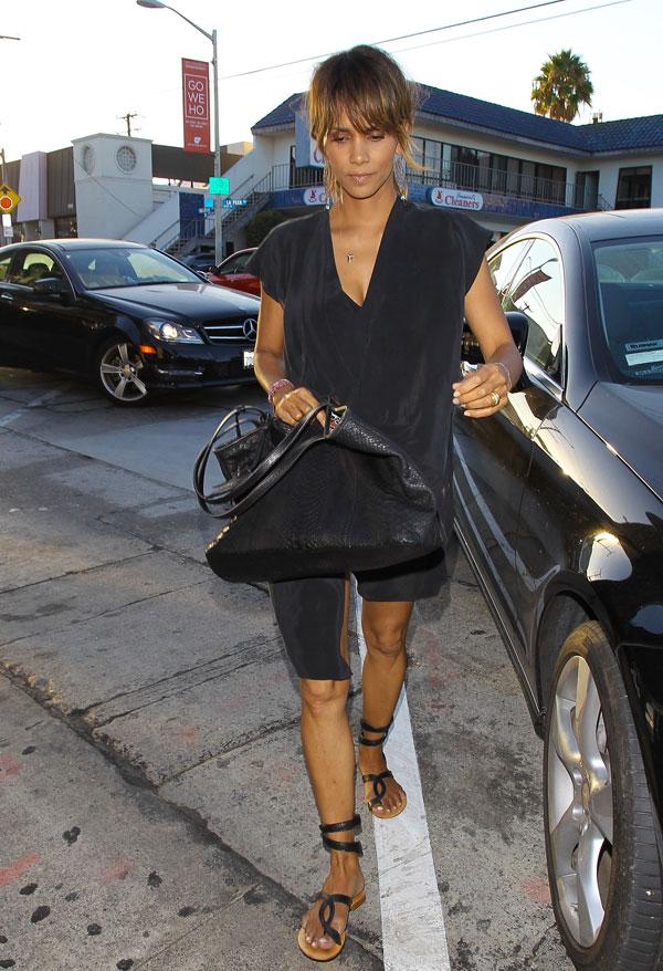 Somber Halle Berry with ring at Craig divorce rumors 01