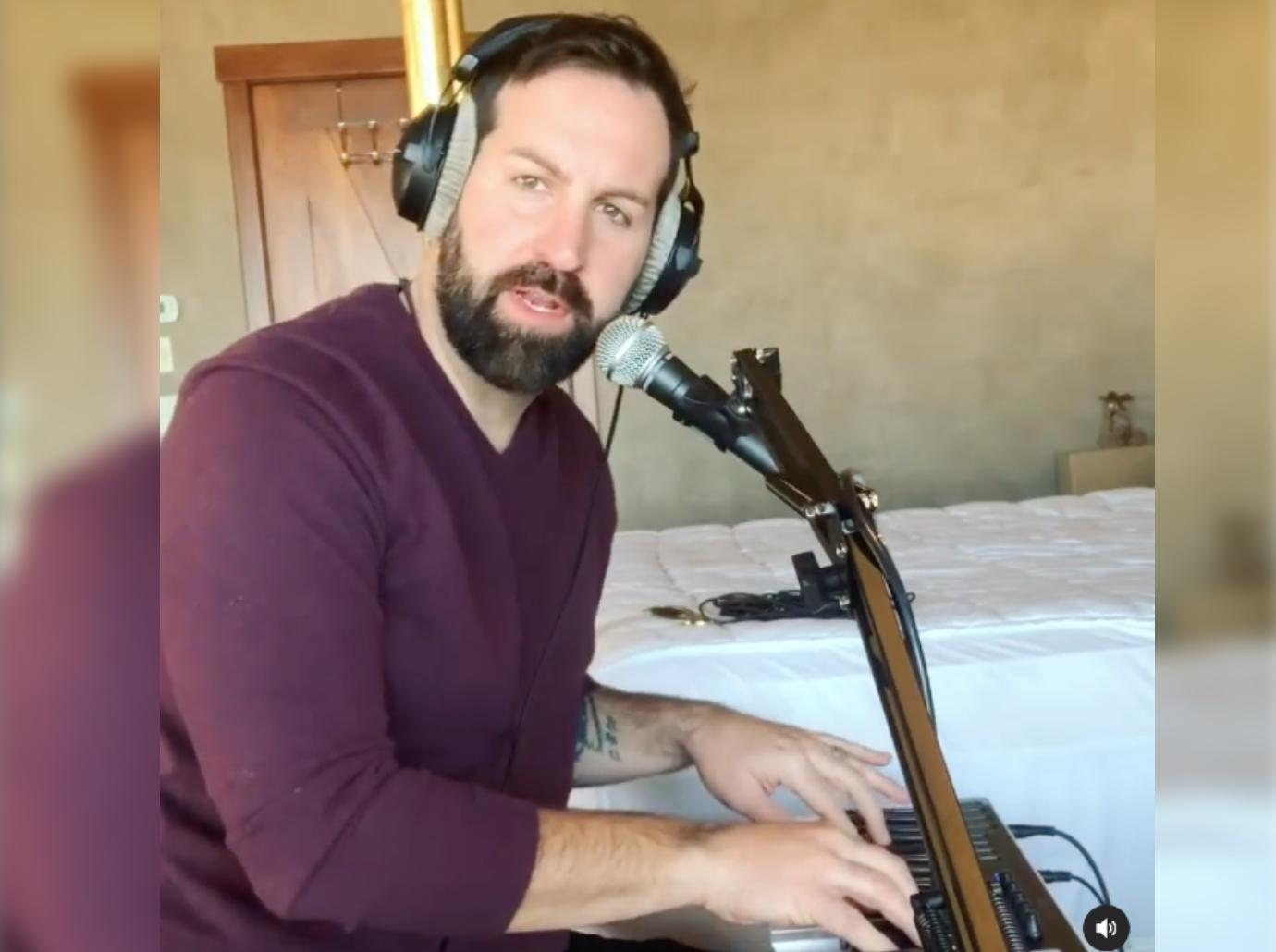 josh kelley musical bedroom pic