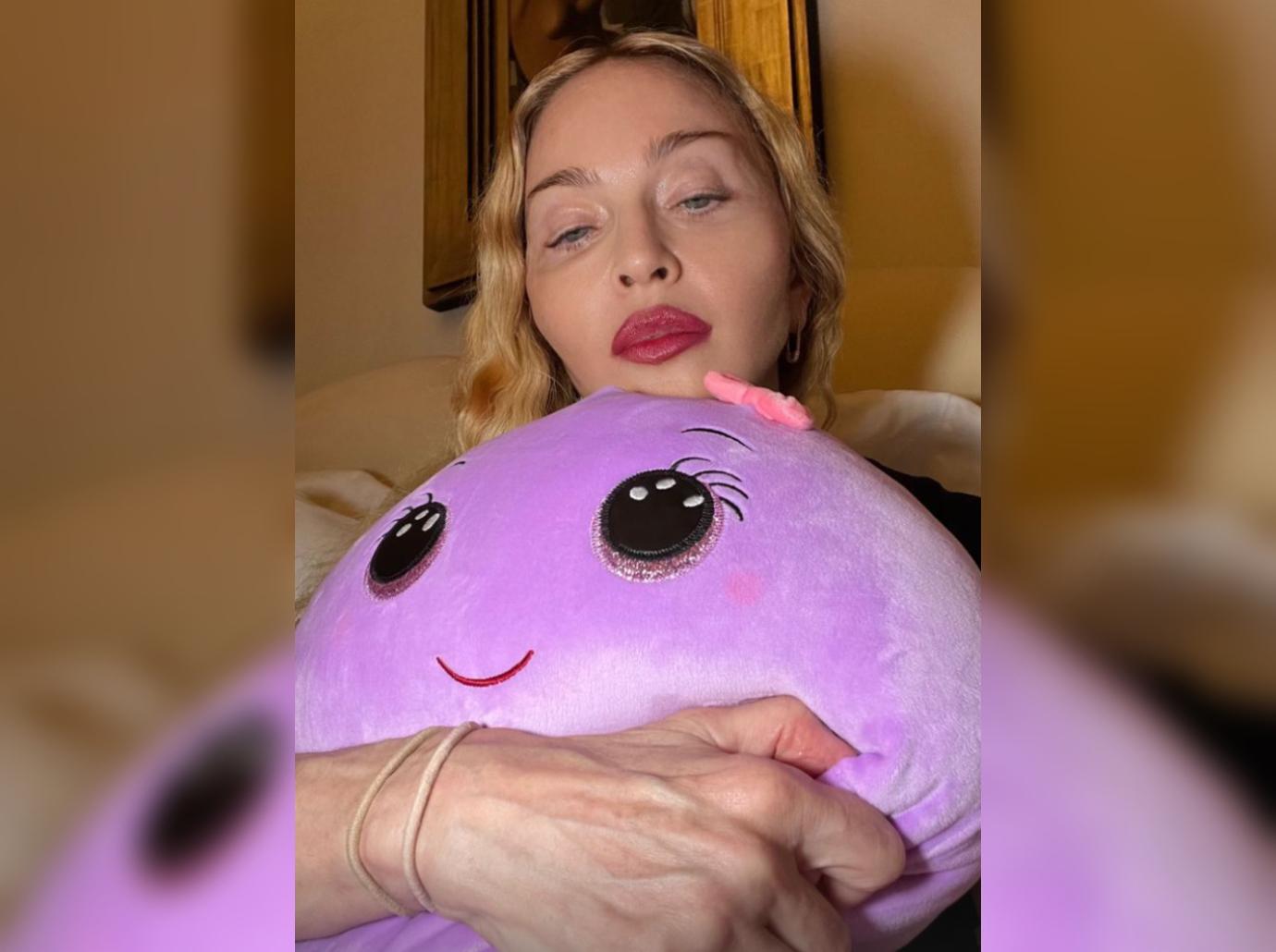 https://media.okmagazine.com/brand-img/zkoAnxYEz/0x0/madonna-fans-edited-photo-serious-hospitalization-filter-confused-1-1689705975757.jpg