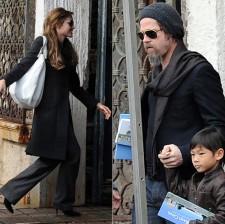 2010__02__angelina_jolie_feb17_main 225×224.jpg