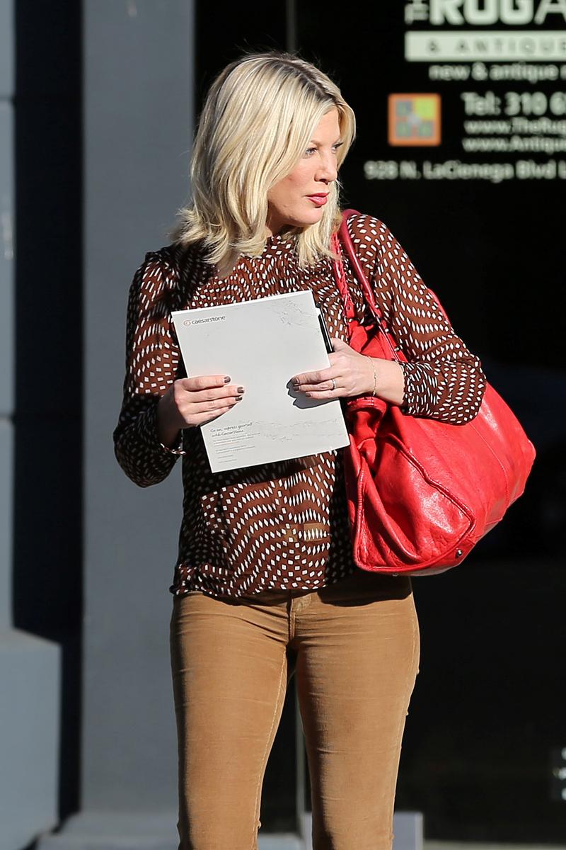 Tori Spelling and Dean McDermott run errands at Sierra Kitchen