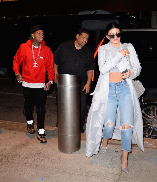 Disconnected! Kylie Jenner Was More Into Her Phone Than Tyga — 11 Signs ...