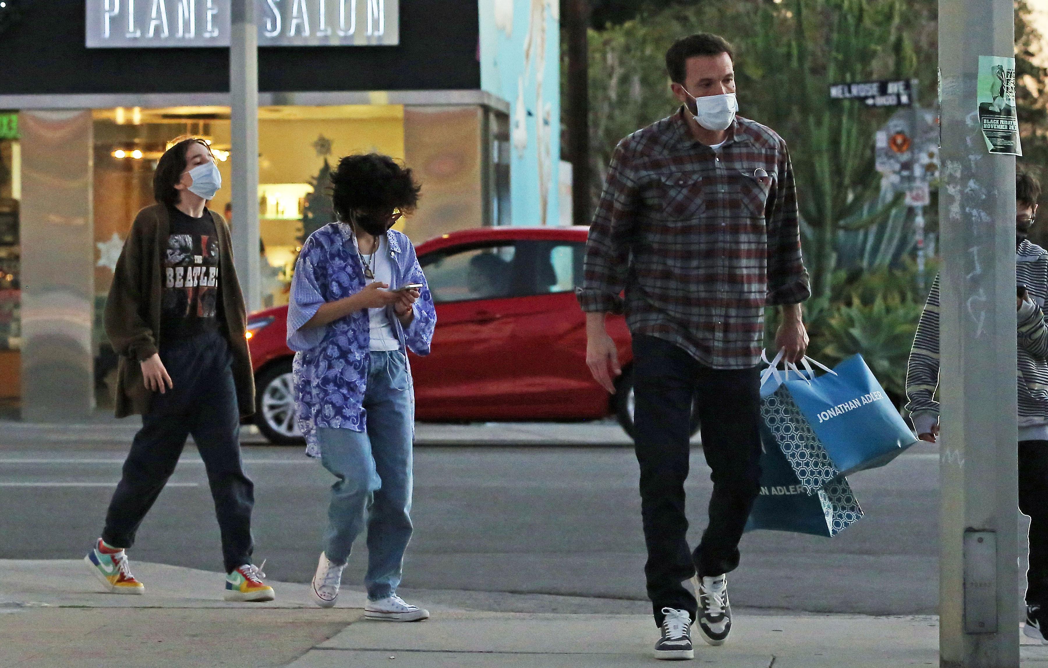 ben affleck takes kids jennifer lopez shopping photos