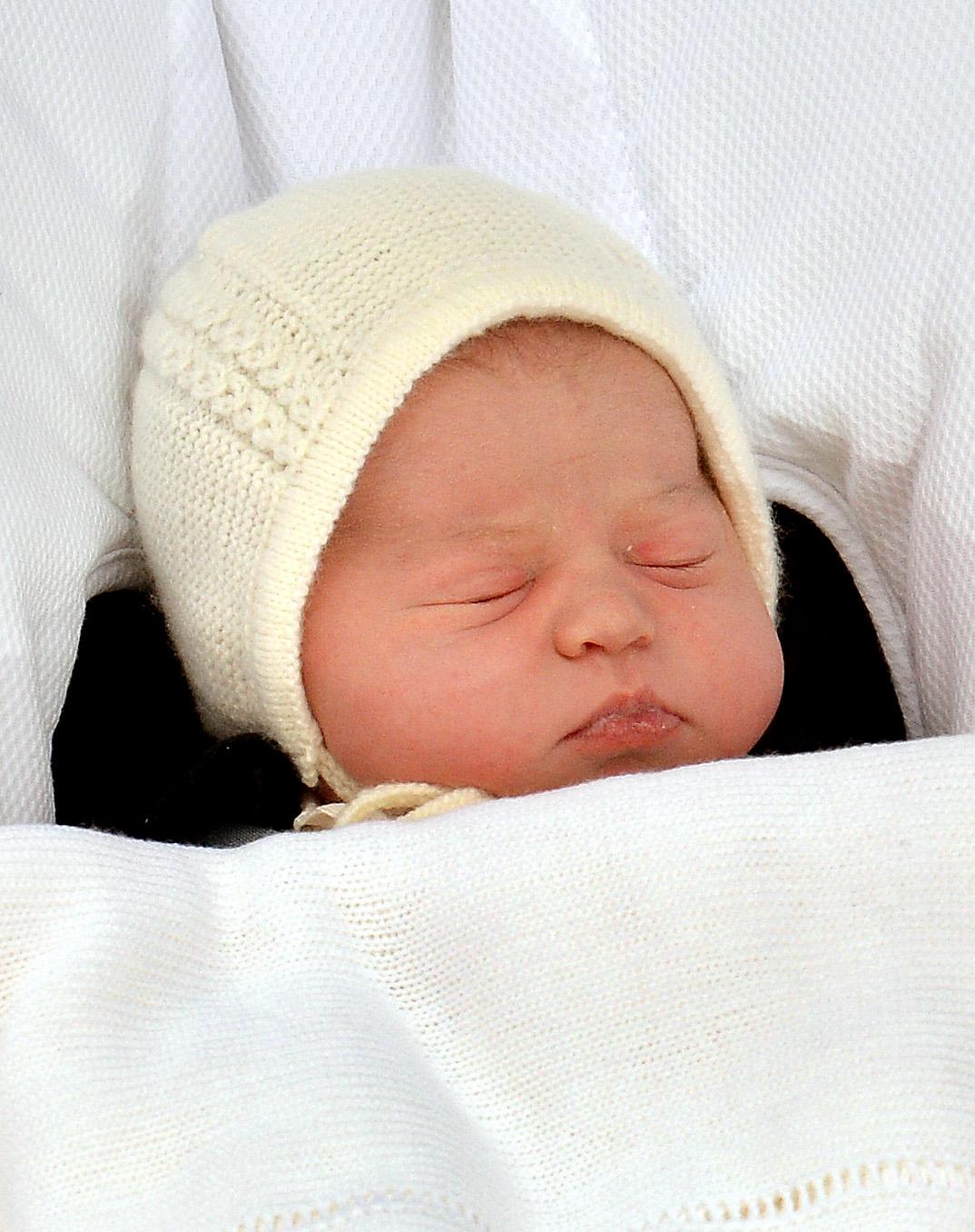 INF &#8211; Prince William &amp; Kate Middleton Reveal Royal Baby Princess As They Leave Hospital